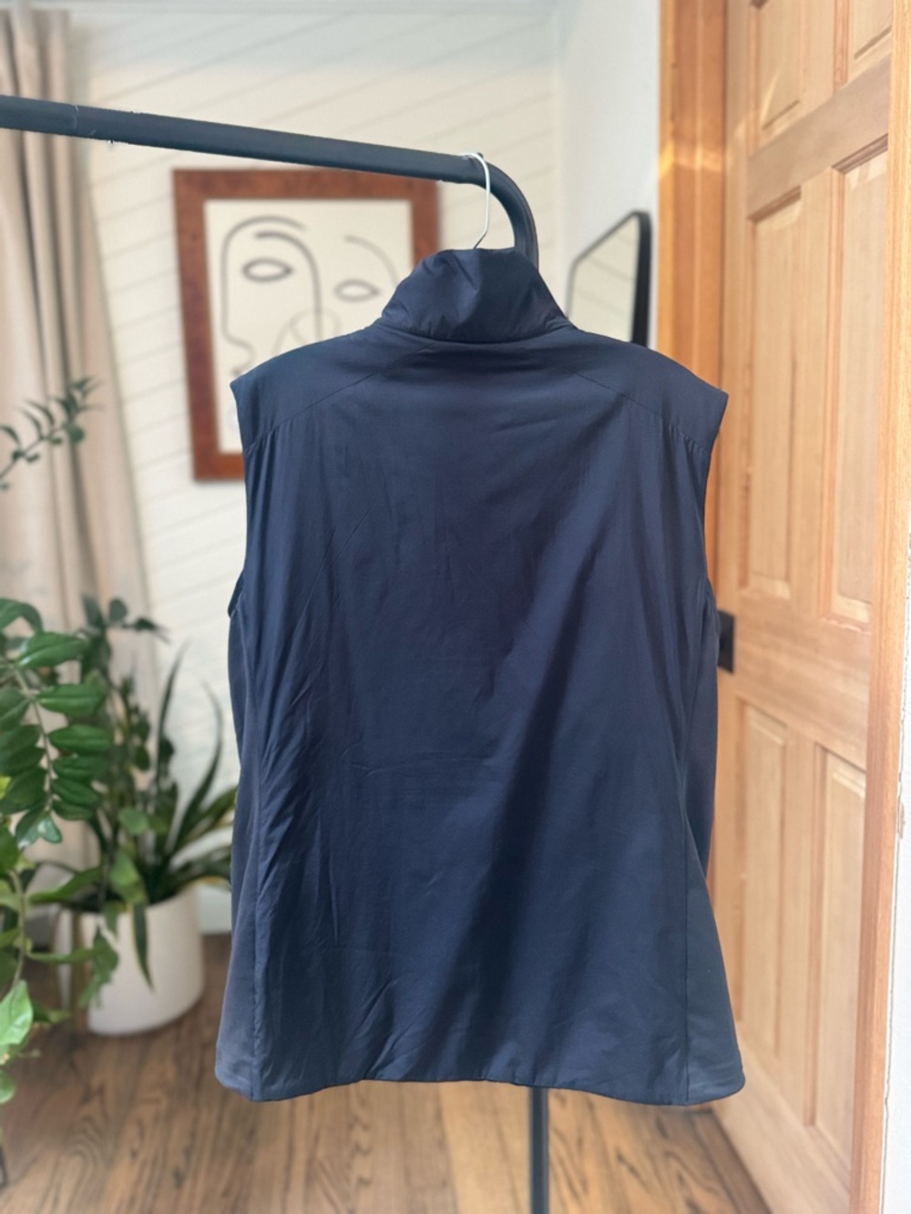 Arc'teryx Women’s Black Vest | Size: Large - Picture 8 of 11
